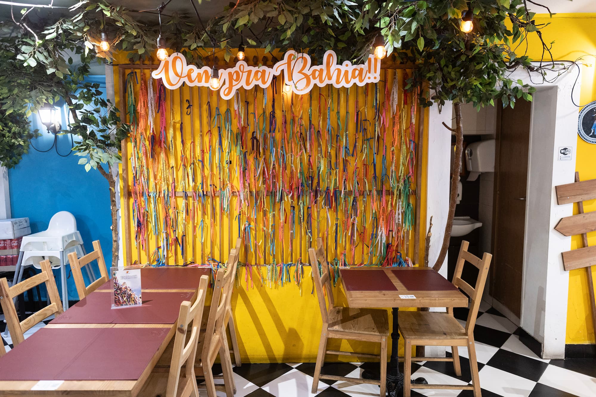 Interior do restaurante brasileiro Acarajé da Carol, no Bairro Alto